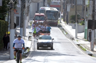 Foto: As ruas da capital paraense pararam na manhã deste domingo (01) para ver a Tocha da Paz passar. A Tocha simboliza a busca pela promoção da amizade, da solidariedade e do amor na sociedade. Organizado nacionalmente por um comitê popular, o evento chegou a primeira vez em Belém após 16 anos de visitações aos estados brasileiros. Para marcar a passagem da Tocha pelo Pará, diversos órgão estaduais, tendo a frente a Secretaria de Estado de Educação (Seduc), se juntaram para mobilizar a população. | Fotógrafo: Eliseu Dias
