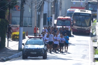 Foto: As ruas da capital paraense pararam na manhã deste domingo (01) para ver a Tocha da Paz passar. A Tocha simboliza a busca pela promoção da amizade, da solidariedade e do amor na sociedade. Organizado nacionalmente por um comitê popular, o evento chegou a primeira vez em Belém após 16 anos de visitações aos estados brasileiros. Para marcar a passagem da Tocha pelo Pará, diversos órgão estaduais, tendo a frente a Secretaria de Estado de Educação (Seduc), se juntaram para mobilizar a população. | Fotógrafo: Eliseu Dias