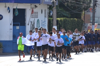 Foto: As ruas da capital paraense pararam na manhã deste domingo (01) para ver a Tocha da Paz passar. A Tocha simboliza a busca pela promoção da amizade, da solidariedade e do amor na sociedade. Organizado nacionalmente por um comitê popular, o evento chegou a primeira vez em Belém após 16 anos de visitações aos estados brasileiros. Para marcar a passagem da Tocha pelo Pará, diversos órgão estaduais, tendo a frente a Secretaria de Estado de Educação (Seduc), se juntaram para mobilizar a população. | Fotógrafo: Eliseu Dias