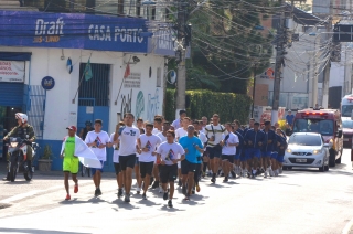 Foto: As ruas da capital paraense pararam na manhã deste domingo (01) para ver a Tocha da Paz passar. A Tocha simboliza a busca pela promoção da amizade, da solidariedade e do amor na sociedade. Organizado nacionalmente por um comitê popular, o evento chegou a primeira vez em Belém após 16 anos de visitações aos estados brasileiros. Para marcar a passagem da Tocha pelo Pará, diversos órgão estaduais, tendo a frente a Secretaria de Estado de Educação (Seduc), se juntaram para mobilizar a população. | Fotógrafo: Eliseu Dias