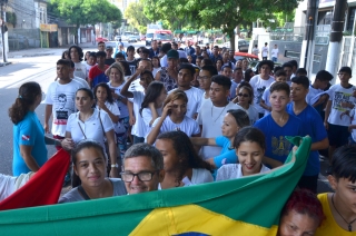 Foto: As ruas da capital paraense pararam na manhã deste domingo (01) para ver a Tocha da Paz passar. A Tocha simboliza a busca pela promoção da amizade, da solidariedade e do amor na sociedade. Organizado nacionalmente por um comitê popular, o evento chegou a primeira vez em Belém após 16 anos de visitações aos estados brasileiros. Para marcar a passagem da Tocha pelo Pará, diversos órgão estaduais, tendo a frente a Secretaria de Estado de Educação (Seduc), se juntaram para mobilizar a população. | Fotógrafo: Eliseu Dias
