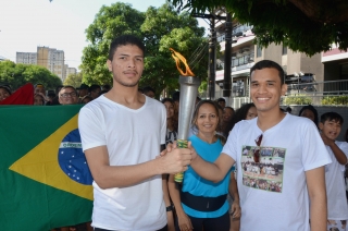Foto: As ruas da capital paraense pararam na manhã deste domingo (01) para ver a Tocha da Paz passar. A Tocha simboliza a busca pela promoção da amizade, da solidariedade e do amor na sociedade. Organizado nacionalmente por um comitê popular, o evento chegou a primeira vez em Belém após 16 anos de visitações aos estados brasileiros. Para marcar a passagem da Tocha pelo Pará, diversos órgão estaduais, tendo a frente a Secretaria de Estado de Educação (Seduc), se juntaram para mobilizar a população. | Fotógrafo: Eliseu Dias