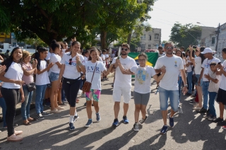 Foto: As ruas da capital paraense pararam na manhã deste domingo (01) para ver a Tocha da Paz passar. A Tocha simboliza a busca pela promoção da amizade, da solidariedade e do amor na sociedade. Organizado nacionalmente por um comitê popular, o evento chegou a primeira vez em Belém após 16 anos de visitações aos estados brasileiros. Para marcar a passagem da Tocha pelo Pará, diversos órgão estaduais, tendo a frente a Secretaria de Estado de Educação (Seduc), se juntaram para mobilizar a população. | Fotógrafo: Eliseu Dias