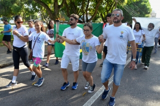 Foto: As ruas da capital paraense pararam na manhã deste domingo (01) para ver a Tocha da Paz passar. A Tocha simboliza a busca pela promoção da amizade, da solidariedade e do amor na sociedade. Organizado nacionalmente por um comitê popular, o evento chegou a primeira vez em Belém após 16 anos de visitações aos estados brasileiros. Para marcar a passagem da Tocha pelo Pará, diversos órgão estaduais, tendo a frente a Secretaria de Estado de Educação (Seduc), se juntaram para mobilizar a população. | Fotógrafo: Eliseu Dias