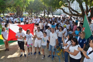 Foto: As ruas da capital paraense pararam na manhã deste domingo (01) para ver a Tocha da Paz passar. A Tocha simboliza a busca pela promoção da amizade, da solidariedade e do amor na sociedade. Organizado nacionalmente por um comitê popular, o evento chegou a primeira vez em Belém após 16 anos de visitações aos estados brasileiros. Para marcar a passagem da Tocha pelo Pará, diversos órgão estaduais, tendo a frente a Secretaria de Estado de Educação (Seduc), se juntaram para mobilizar a população. | Fotógrafo: Eliseu Dias