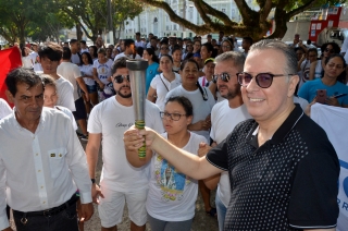 Foto: As ruas da capital paraense pararam na manhã deste domingo (01) para ver a Tocha da Paz passar. A Tocha simboliza a busca pela promoção da amizade, da solidariedade e do amor na sociedade. Organizado nacionalmente por um comitê popular, o evento chegou a primeira vez em Belém após 16 anos de visitações aos estados brasileiros. Para marcar a passagem da Tocha pelo Pará, diversos órgão estaduais, tendo a frente a Secretaria de Estado de Educação (Seduc), se juntaram para mobilizar a população. | Fotógrafo: Eliseu Dias