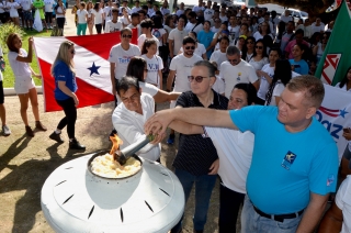 Foto: As ruas da capital paraense pararam na manhã deste domingo (01) para ver a Tocha da Paz passar. A Tocha simboliza a busca pela promoção da amizade, da solidariedade e do amor na sociedade. Organizado nacionalmente por um comitê popular, o evento chegou a primeira vez em Belém após 16 anos de visitações aos estados brasileiros. Para marcar a passagem da Tocha pelo Pará, diversos órgão estaduais, tendo a frente a Secretaria de Estado de Educação (Seduc), se juntaram para mobilizar a população. | Fotógrafo: Eliseu Dias