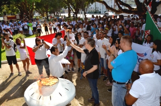 Foto: As ruas da capital paraense pararam na manhã deste domingo (01) para ver a Tocha da Paz passar. A Tocha simboliza a busca pela promoção da amizade, da solidariedade e do amor na sociedade. Organizado nacionalmente por um comitê popular, o evento chegou a primeira vez em Belém após 16 anos de visitações aos estados brasileiros. Para marcar a passagem da Tocha pelo Pará, diversos órgão estaduais, tendo a frente a Secretaria de Estado de Educação (Seduc), se juntaram para mobilizar a população. | Fotógrafo: Eliseu Dias