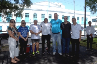 Foto: As ruas da capital paraense pararam na manhã deste domingo (01) para ver a Tocha da Paz passar. A Tocha simboliza a busca pela promoção da amizade, da solidariedade e do amor na sociedade. Organizado nacionalmente por um comitê popular, o evento chegou a primeira vez em Belém após 16 anos de visitações aos estados brasileiros. Para marcar a passagem da Tocha pelo Pará, diversos órgão estaduais, tendo a frente a Secretaria de Estado de Educação (Seduc), se juntaram para mobilizar a população. | Fotógrafo: Eliseu Dias