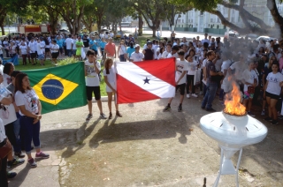 Foto: As ruas da capital paraense pararam na manhã deste domingo (01) para ver a Tocha da Paz passar. A Tocha simboliza a busca pela promoção da amizade, da solidariedade e do amor na sociedade. Organizado nacionalmente por um comitê popular, o evento chegou a primeira vez em Belém após 16 anos de visitações aos estados brasileiros. Para marcar a passagem da Tocha pelo Pará, diversos órgão estaduais, tendo a frente a Secretaria de Estado de Educação (Seduc), se juntaram para mobilizar a população. | Fotógrafo: Eliseu Dias