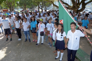 Foto: As ruas da capital paraense pararam na manhã deste domingo (01) para ver a Tocha da Paz passar. A Tocha simboliza a busca pela promoção da amizade, da solidariedade e do amor na sociedade. Organizado nacionalmente por um comitê popular, o evento chegou a primeira vez em Belém após 16 anos de visitações aos estados brasileiros. Para marcar a passagem da Tocha pelo Pará, diversos órgão estaduais, tendo a frente a Secretaria de Estado de Educação (Seduc), se juntaram para mobilizar a população. | Fotógrafo: Eliseu Dias