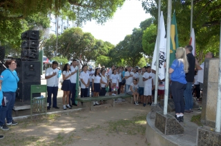 Foto: As ruas da capital paraense pararam na manhã deste domingo (01) para ver a Tocha da Paz passar. A Tocha simboliza a busca pela promoção da amizade, da solidariedade e do amor na sociedade. Organizado nacionalmente por um comitê popular, o evento chegou a primeira vez em Belém após 16 anos de visitações aos estados brasileiros. Para marcar a passagem da Tocha pelo Pará, diversos órgão estaduais, tendo a frente a Secretaria de Estado de Educação (Seduc), se juntaram para mobilizar a população. | Fotógrafo: Eliseu Dias