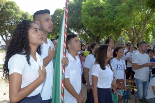 Foto: As ruas da capital paraense pararam na manhã deste domingo (01) para ver a Tocha da Paz passar. A Tocha simboliza a busca pela promoção da amizade, da solidariedade e do amor na sociedade. Organizado nacionalmente por um comitê popular, o evento chegou a primeira vez em Belém após 16 anos de visitações aos estados brasileiros. Para marcar a passagem da Tocha pelo Pará, diversos órgão estaduais, tendo a frente a Secretaria de Estado de Educação (Seduc), se juntaram para mobilizar a população. | Fotógrafo: Eliseu Dias