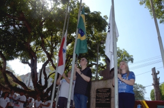 Foto: As ruas da capital paraense pararam na manhã deste domingo (01) para ver a Tocha da Paz passar. A Tocha simboliza a busca pela promoção da amizade, da solidariedade e do amor na sociedade. Organizado nacionalmente por um comitê popular, o evento chegou a primeira vez em Belém após 16 anos de visitações aos estados brasileiros. Para marcar a passagem da Tocha pelo Pará, diversos órgão estaduais, tendo a frente a Secretaria de Estado de Educação (Seduc), se juntaram para mobilizar a população. | Fotógrafo: Eliseu Dias