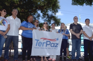 Foto: As ruas da capital paraense pararam na manhã deste domingo (01) para ver a Tocha da Paz passar. A Tocha simboliza a busca pela promoção da amizade, da solidariedade e do amor na sociedade. Organizado nacionalmente por um comitê popular, o evento chegou a primeira vez em Belém após 16 anos de visitações aos estados brasileiros. Para marcar a passagem da Tocha pelo Pará, diversos órgão estaduais, tendo a frente a Secretaria de Estado de Educação (Seduc), se juntaram para mobilizar a população. | Fotógrafo: Eliseu Dias