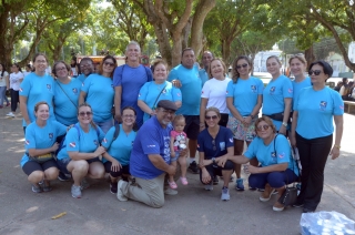 Foto: As ruas da capital paraense pararam na manhã deste domingo (01) para ver a Tocha da Paz passar. A Tocha simboliza a busca pela promoção da amizade, da solidariedade e do amor na sociedade. Organizado nacionalmente por um comitê popular, o evento chegou a primeira vez em Belém após 16 anos de visitações aos estados brasileiros. Para marcar a passagem da Tocha pelo Pará, diversos órgão estaduais, tendo a frente a Secretaria de Estado de Educação (Seduc), se juntaram para mobilizar a população. | Fotógrafo: Eliseu Dias