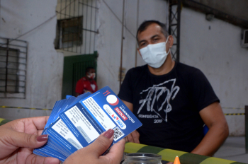 Foto: Seduc entrega cartão alimentação para os novos 135 mil alunos da rede pública estadual | Fotógrafo: Eliseu Dias