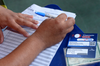 Foto: Seduc entrega cartão alimentação para os novos 135 mil alunos da rede pública estadual | Fotógrafo: Eliseu Dias