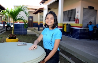 Foto: A estudante Iasmin Silva, 15, do 9º ano do ensino fundamental lembra bem da falta de cadeiras, de merenda, do alagamento dos banheiros e das salas quentes. Para ela, esses problemas ficaram no passado e o momento agora é de retomar a aprendizagem e preservar a escola. “Agora temos laboratórios, livros, temos muita coisa, é incrível! Espero que os alunos cuidem bem pra escola ficar sempre bonita, | Fotógrafo: Rai Pontes