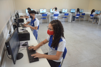 Foto: Governo entrega Escola Estadual Visconde de Souza Franco reconstruída | Fotógrafo: Eliseu Dias / Rai Pontes