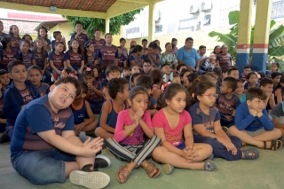 Foto: Com a proposta de promover o hábito da leitura e escrita, a Escola Estadual de Ensino Fundamental Vera Simplício, em Belém, juntamente com a Universidade do Estado do Pará (Uepa), promoveram nesta segunda-feira (18) a premiação dos alunos vencedores do concurso de redação do projeto Círio Comunitário: Uma ação cultural na Amazônia, que teve como tema: