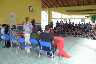 Foto: Com a proposta de promover o hábito da leitura e escrita, a Escola Estadual de Ensino Fundamental Vera Simplício, em Belém, juntamente com a Universidade do Estado do Pará (Uepa), promoveram nesta segunda-feira (18) a premiação dos alunos vencedores do concurso de redação do projeto Círio Comunitário: Uma ação cultural na Amazônia, que teve como tema: