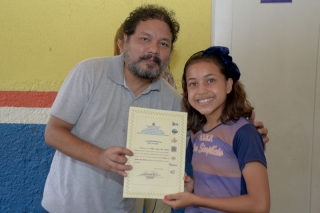 Foto: Maria Alice, que ficou em 3° lugar, falar sobre o Círio é motivo de felicidade. A estudante explica que a mãe é devota da padroeira dos paraenses, e sempre ensinou a ela é aos irmãos o amor e respeito por todas religiões. | Fotógrafo: Eliseu Dias