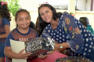 Foto: A 2° colocada, Eliane de Carvalho, de 8 anos, é a mais nova entre os três ganhadores. Emocionada, ela conta que vive o Círio desde que nasceu.