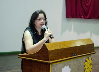 Foto: A professora Marizete Martins, explica a importância do projeto em colocar esse aluno que por vários motivos abandonou ou não concluiu o ensino fundamental ou médio de volta na escola. | Fotógrafo: Suellen