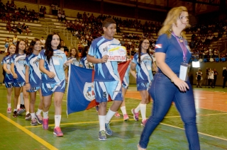 Foto: Cerca de mil estudantes de escolas públicas e privadas do Pará estão em Belém para participar da 61ª edição dos Jogos Estudantis Paraenses (JEPs), que acontece até o próximo domingo. A abertura aconteceu na noite de ontem (15), na escola de educação física da Universidade do Estado do Pará (Uepa). Os JEPs são o segundo maior campeonato estudantil do Brasil. A competição incentiva os alunos a aprender e a exercer a cidadania através do esporte. | Fotógrafo: Foto Rai Pontes