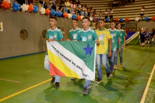 Foto: Cerca de mil estudantes de escolas públicas e privadas do Pará estão em Belém para participar da 61ª edição dos Jogos Estudantis Paraenses (JEPs), que acontece até o próximo domingo. A abertura aconteceu na noite de ontem (15), na escola de educação física da Universidade do Estado do Pará (Uepa). Os JEPs são o segundo maior campeonato estudantil do Brasil. A competição incentiva os alunos a aprender e a exercer a cidadania através do esporte. | Fotógrafo: Foto Rai Pontes