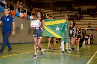 Foto: Cerca de mil estudantes de escolas públicas e privadas do Pará estão em Belém para participar da 61ª edição dos Jogos Estudantis Paraenses (JEPs), que acontece até o próximo domingo. A abertura aconteceu na noite de ontem (15), na escola de educação física da Universidade do Estado do Pará (Uepa). Os JEPs são o segundo maior campeonato estudantil do Brasil. A competição incentiva os alunos a aprender e a exercer a cidadania através do esporte. | Fotógrafo: Foto Rai Pontes
