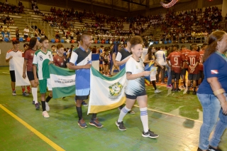 Foto: Cerca de mil estudantes de escolas públicas e privadas do Pará estão em Belém para participar da 61ª edição dos Jogos Estudantis Paraenses (JEPs), que acontece até o próximo domingo. A abertura aconteceu na noite de ontem (15), na escola de educação física da Universidade do Estado do Pará (Uepa). Os JEPs são o segundo maior campeonato estudantil do Brasil. A competição incentiva os alunos a aprender e a exercer a cidadania através do esporte. | Fotógrafo: Foto Rai Pontes