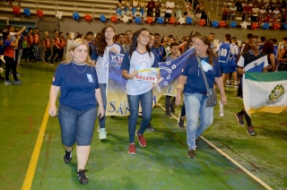 Foto: Cerca de mil estudantes de escolas públicas e privadas do Pará estão em Belém para participar da 61ª edição dos Jogos Estudantis Paraenses (JEPs), que acontece até o próximo domingo. A abertura aconteceu na noite de ontem (15), na escola de educação física da Universidade do Estado do Pará (Uepa). Os JEPs são o segundo maior campeonato estudantil do Brasil. A competição incentiva os alunos a aprender e a exercer a cidadania através do esporte. | Fotógrafo: Foto Rai Pontes