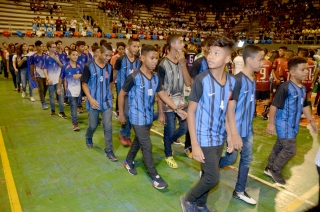 Foto: Cerca de mil estudantes de escolas públicas e privadas do Pará estão em Belém para participar da 61ª edição dos Jogos Estudantis Paraenses (JEPs), que acontece até o próximo domingo. A abertura aconteceu na noite de ontem (15), na escola de educação física da Universidade do Estado do Pará (Uepa). Os JEPs são o segundo maior campeonato estudantil do Brasil. A competição incentiva os alunos a aprender e a exercer a cidadania através do esporte. | Fotógrafo: Foto Rai Pontes