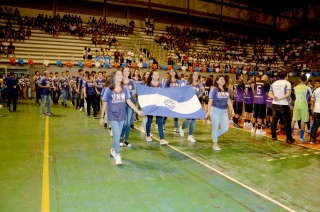Foto: Cerca de mil estudantes de escolas públicas e privadas do Pará estão em Belém para participar da 61ª edição dos Jogos Estudantis Paraenses (JEPs), que acontece até o próximo domingo. A abertura aconteceu na noite de ontem (15), na escola de educação física da Universidade do Estado do Pará (Uepa). Os JEPs são o segundo maior campeonato estudantil do Brasil. A competição incentiva os alunos a aprender e a exercer a cidadania através do esporte. | Fotógrafo: Foto Rai Pontes