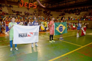 Foto: Cerca de mil estudantes de escolas públicas e privadas do Pará estão em Belém para participar da 61ª edição dos Jogos Estudantis Paraenses (JEPs), que acontece até o próximo domingo. A abertura aconteceu na noite de ontem (15), na escola de educação física da Universidade do Estado do Pará (Uepa). Os JEPs são o segundo maior campeonato estudantil do Brasil. A competição incentiva os alunos a aprender e a exercer a cidadania através do esporte. | Fotógrafo: Foto Rai Pontes