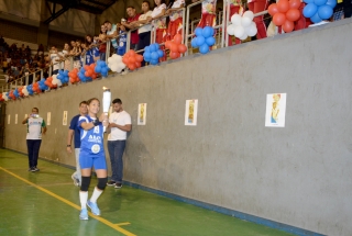 Foto: Oportunidade é o que busca a estudante do 8° ano do ensino fundamental de uma escola pública de Moju, Graziela Ferreira. Aos 14 anos, a adolescente é apaixonada por handebol, modalidade esportiva que ela pratica há um ano e meio e que já lhe conferiu o terceiro lugar no Campeonato Paraense. Na abertura do evento, ela viveu a emoção de participar do revezamento da tocha olímpica. “Fiquei muito emocionada de participar dessa ocasião. Quero jogar com alegria e dedicação pra alcançar o primeiro lugar”, diz Graziela. | Fotógrafo: Foto Rai Pontes