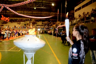 Foto: Cerca de mil estudantes de escolas públicas e privadas do Pará estão em Belém para participar da 61ª edição dos Jogos Estudantis Paraenses (JEPs), que acontece até o próximo domingo. A abertura aconteceu na noite de ontem (15), na escola de educação física da Universidade do Estado do Pará (Uepa). Os JEPs são o segundo maior campeonato estudantil do Brasil. A competição incentiva os alunos a aprender e a exercer a cidadania através do esporte. | Fotógrafo: Foto Rai Pontes