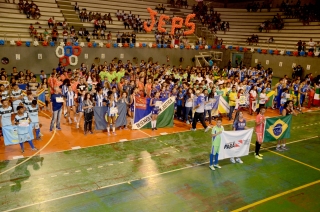 Foto: Cerca de mil estudantes de escolas públicas e privadas do Pará estão em Belém para participar da 61ª edição dos Jogos Estudantis Paraenses (JEPs), que acontece até o próximo domingo. A abertura aconteceu na noite de ontem (15), na escola de educação física da Universidade do Estado do Pará (Uepa). Os JEPs são o segundo maior campeonato estudantil do Brasil. A competição incentiva os alunos a aprender e a exercer a cidadania através do esporte. | Fotógrafo: Foto Rai Pontes
