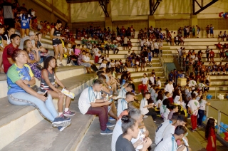 Foto: Cerca de mil estudantes de escolas públicas e privadas do Pará estão em Belém para participar da 61ª edição dos Jogos Estudantis Paraenses (JEPs), que acontece até o próximo domingo. A abertura aconteceu na noite de ontem (15), na escola de educação física da Universidade do Estado do Pará (Uepa). Os JEPs são o segundo maior campeonato estudantil do Brasil. A competição incentiva os alunos a aprender e a exercer a cidadania através do esporte. | Fotógrafo: Foto Rai Pontes