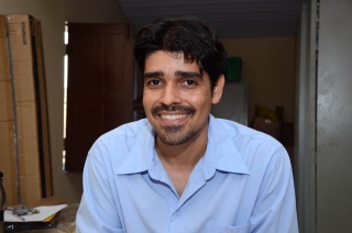 Foto: O diretor, Joneilton Araújo, lembra com tristeza de como era a situação física da escola, quando as crianças não tinham onde escrever e a unidade vivia dando pane com fiação velha. Ele considera que a escola vive um novo momento de aproximação e diálogo com o poder público estadual, no sentido de ter atenção para as necessidades da escola, o que na opinião do diretor, tem como principal efeito a melhoria na oferta do ensino. “Hoje, estamos muito mais próximos do governo e da secretaria. A gente percebe que os alunos estão tendo mais qualidade no ensino a partir dessa obra. Esse novo ambiente é muito mais agradável e mais propício à aprendizagem”, considera Joneilton. | Fotógrafo: Eliseu Dias