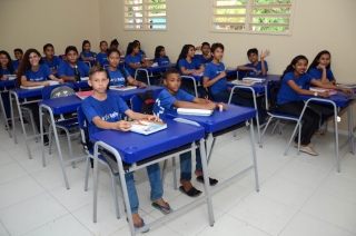 Foto: A Escola Estadual de Ensino Fundamental Celina Del Tetto, localizada no bairro do Icuí, em Ananindeua, está praticamente pronta para ser entregue aos alunos. A unidade é umas das 105 escolas que passaram por manutenção preventiva e corretiva no mês de julho. Por estar há muitos anos sem reforma, a Celina Del Tetto precisou prolongar a manutenção com previsão de término até outubro. A Secretaria após avaliação e supervisão técnica percebeu a necessidade de uma manutenção total no telhado, parte elétrica, forro, piso, aumento da altura do muro de 2m para 4m e pintura geral. Além do aspecto predial, a escola também ganhou 150 carteiras escolares em substituição as que estavam sem condições de uso. | Fotógrafo: Eliseu Dias