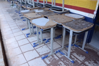 Foto: A Escola Estadual de Ensino Fundamental Celina Del Tetto, localizada no bairro do Icuí, em Ananindeua, está praticamente pronta para ser entregue aos alunos. A unidade é umas das 105 escolas que passaram por manutenção preventiva e corretiva no mês de julho. Por estar há muitos anos sem reforma, a Celina Del Tetto precisou prolongar a manutenção com previsão de término até outubro. A Secretaria após avaliação e supervisão técnica percebeu a necessidade de uma manutenção total no telhado, parte elétrica, forro, piso, aumento da altura do muro de 2m para 4m e pintura geral. Além do aspecto predial, a escola também ganhou 150 carteiras escolares em substituição as que estavam sem condições de uso. | Fotógrafo: Eliseu Dias