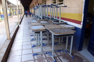 Foto: A Escola Estadual de Ensino Fundamental Celina Del Tetto, localizada no bairro do Icuí, em Ananindeua, está praticamente pronta para ser entregue aos alunos. A unidade é umas das 105 escolas que passaram por manutenção preventiva e corretiva no mês de julho. Por estar há muitos anos sem reforma, a Celina Del Tetto precisou prolongar a manutenção com previsão de término até outubro. A Secretaria após avaliação e supervisão técnica percebeu a necessidade de uma manutenção total no telhado, parte elétrica, forro, piso, aumento da altura do muro de 2m para 4m e pintura geral. Além do aspecto predial, a escola também ganhou 150 carteiras escolares em substituição as que estavam sem condições de uso. | Fotógrafo: Eliseu Dias