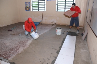Foto: A Escola Estadual de Ensino Fundamental Celina Del Tetto, localizada no bairro do Icuí, em Ananindeua, está praticamente pronta para ser entregue aos alunos. A unidade é umas das 105 escolas que passaram por manutenção preventiva e corretiva no mês de julho. Por estar há muitos anos sem reforma, a Celina Del Tetto precisou prolongar a manutenção com previsão de término até outubro. A Secretaria após avaliação e supervisão técnica percebeu a necessidade de uma manutenção total no telhado, parte elétrica, forro, piso, aumento da altura do muro de 2m para 4m e pintura geral. Além do aspecto predial, a escola também ganhou 150 carteiras escolares em substituição as que estavam sem condições de uso. | Fotógrafo: Eliseu Dias