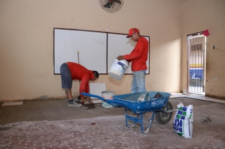 Foto: A Escola Estadual de Ensino Fundamental Celina Del Tetto, localizada no bairro do Icuí, em Ananindeua, está praticamente pronta para ser entregue aos alunos. A unidade é umas das 105 escolas que passaram por manutenção preventiva e corretiva no mês de julho. Por estar há muitos anos sem reforma, a Celina Del Tetto precisou prolongar a manutenção com previsão de término até outubro. A Secretaria após avaliação e supervisão técnica percebeu a necessidade de uma manutenção total no telhado, parte elétrica, forro, piso, aumento da altura do muro de 2m para 4m e pintura geral. Além do aspecto predial, a escola também ganhou 150 carteiras escolares em substituição as que estavam sem condições de uso. | Fotógrafo: Eliseu Dias