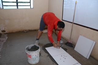 Foto: A Escola Estadual de Ensino Fundamental Celina Del Tetto, localizada no bairro do Icuí, em Ananindeua, está praticamente pronta para ser entregue aos alunos. A unidade é umas das 105 escolas que passaram por manutenção preventiva e corretiva no mês de julho. Por estar há muitos anos sem reforma, a Celina Del Tetto precisou prolongar a manutenção com previsão de término até outubro. A Secretaria após avaliação e supervisão técnica percebeu a necessidade de uma manutenção total no telhado, parte elétrica, forro, piso, aumento da altura do muro de 2m para 4m e pintura geral. Além do aspecto predial, a escola também ganhou 150 carteiras escolares em substituição as que estavam sem condições de uso. | Fotógrafo: Eliseu Dias