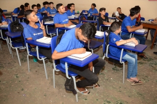 Foto: A Escola Estadual de Ensino Fundamental Celina Del Tetto, localizada no bairro do Icuí, em Ananindeua, está praticamente pronta para ser entregue aos alunos. A unidade é umas das 105 escolas que passaram por manutenção preventiva e corretiva no mês de julho. Por estar há muitos anos sem reforma, a Celina Del Tetto precisou prolongar a manutenção com previsão de término até outubro. A Secretaria após avaliação e supervisão técnica percebeu a necessidade de uma manutenção total no telhado, parte elétrica, forro, piso, aumento da altura do muro de 2m para 4m e pintura geral. Além do aspecto predial, a escola também ganhou 150 carteiras escolares em substituição as que estavam sem condições de uso. | Fotógrafo: Eliseu Dias