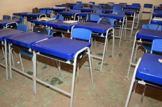 Foto: A Escola Estadual de Ensino Fundamental Celina Del Tetto, localizada no bairro do Icuí, em Ananindeua, está praticamente pronta para ser entregue aos alunos. A unidade é umas das 105 escolas que passaram por manutenção preventiva e corretiva no mês de julho. Por estar há muitos anos sem reforma, a Celina Del Tetto precisou prolongar a manutenção com previsão de término até outubro. A Secretaria após avaliação e supervisão técnica percebeu a necessidade de uma manutenção total no telhado, parte elétrica, forro, piso, aumento da altura do muro de 2m para 4m e pintura geral. Além do aspecto predial, a escola também ganhou 150 carteiras escolares em substituição as que estavam sem condições de uso. | Fotógrafo: Eliseu Dias